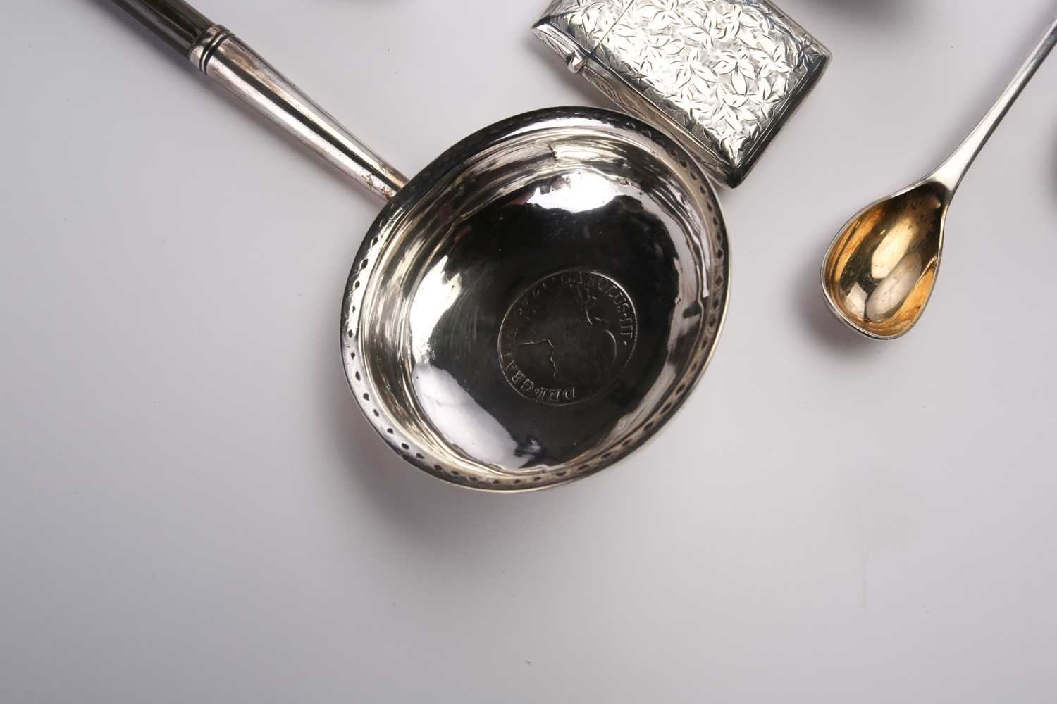 A small collection of silver and plated wares including silver vesta, lady's mesh purse and other - Image 2 of 5