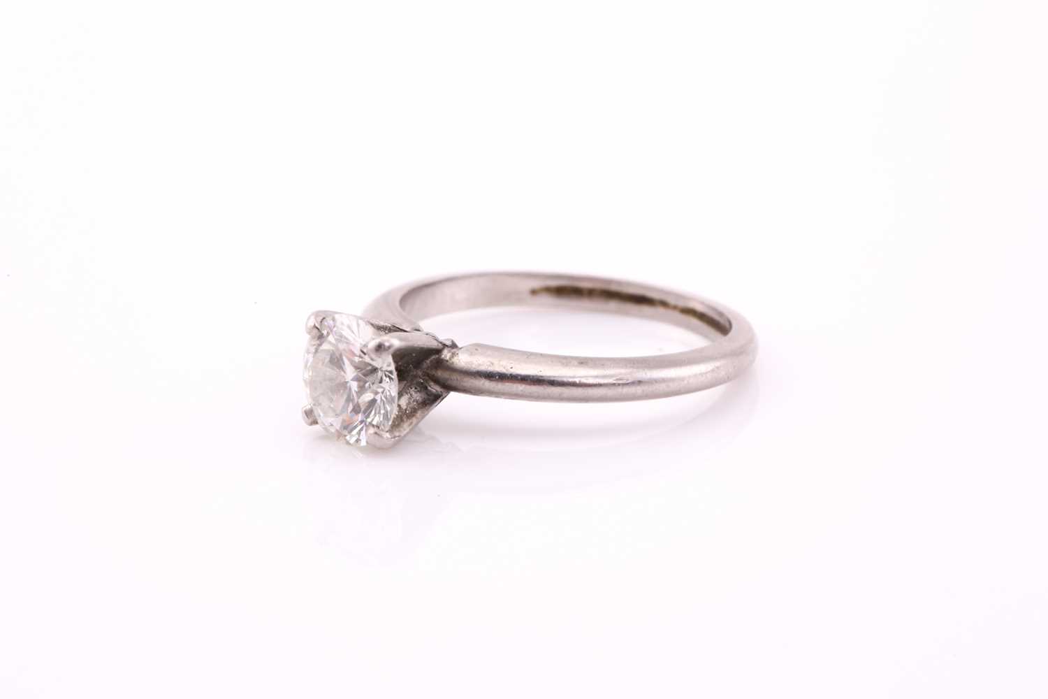 A solitaire diamond ring, the round brilliant cut diamond, approximately 1ct, H, VSI, four claw - Image 5 of 5