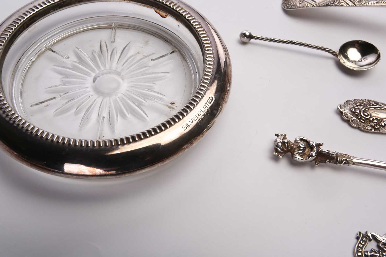 A small collection of silver and plated wares including silver vesta, lady's mesh purse and other - Image 5 of 5