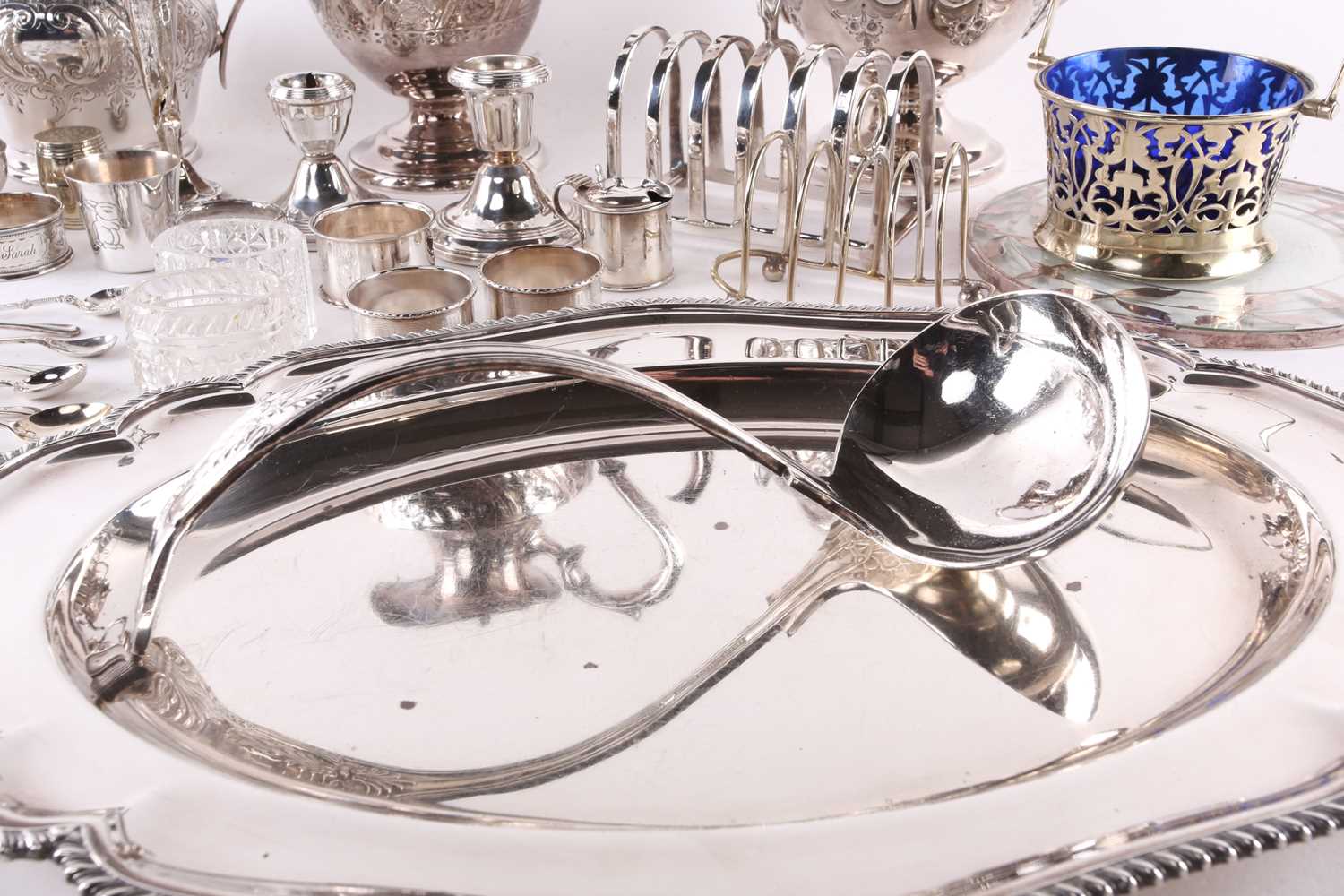 An early 20th-century heavy silver meat platter. Sheffield 1928 by George Howson. with rope twist - Image 2 of 7