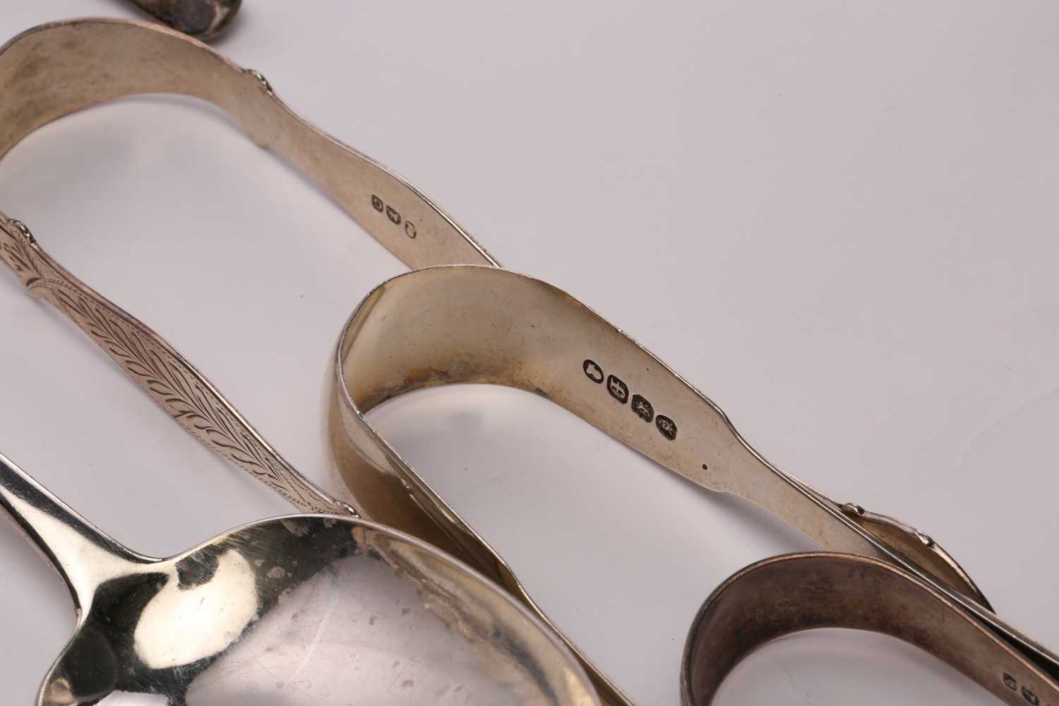 Quantity of Victorian and later teaspoons, Old English pattern and Fiddle pattern, sugar bows, pin - Image 6 of 10