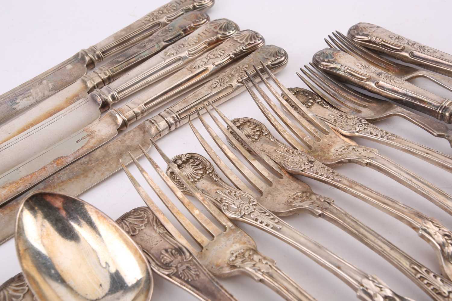 A matched unboxed canteen for six persons of William IV silver Kings pattern dessert forks and - Image 2 of 4