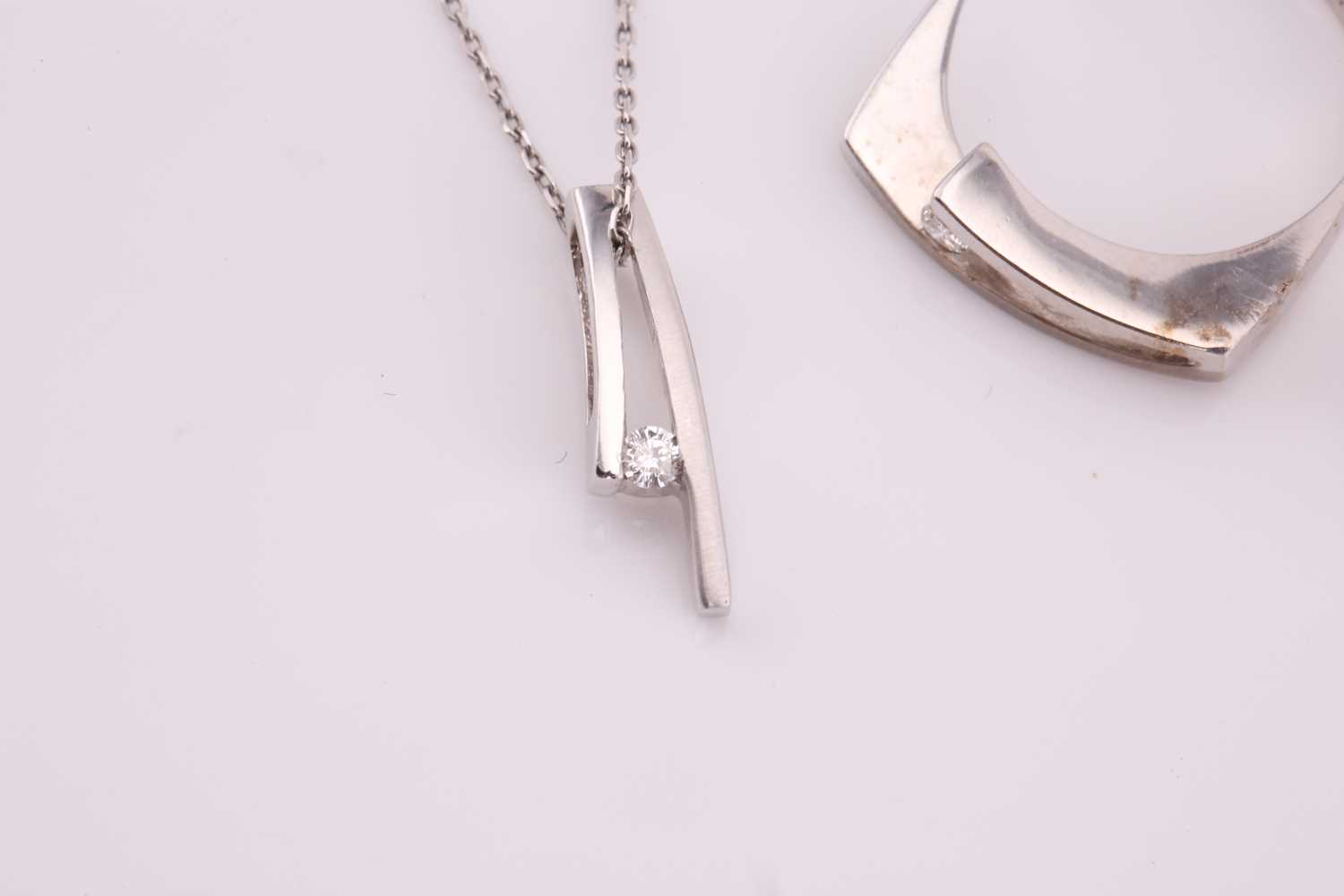 A suite of 14ct white gold and diamond necklace, earrings and ring. The necklace comprises a 0. - Image 4 of 4