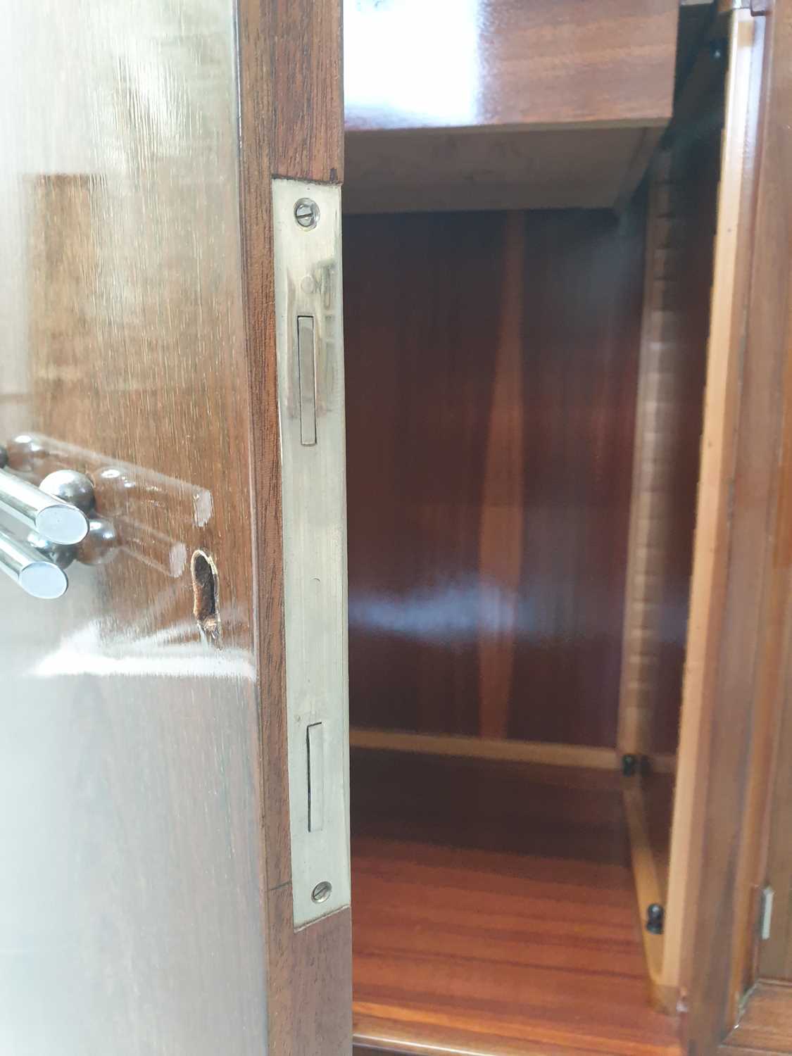 A Continental Art Deco walnut sideboard with raised marble top with central recessed cupboards - Image 9 of 26