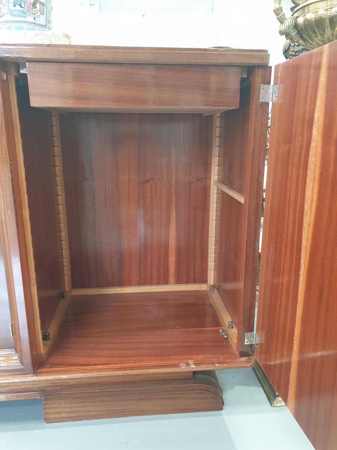 A Continental Art Deco walnut sideboard with raised marble top with central recessed cupboards - Image 7 of 26