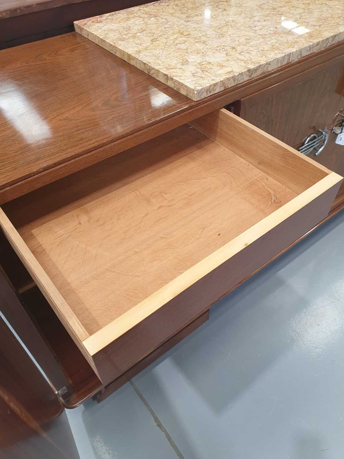 A Continental Art Deco walnut sideboard with raised marble top with central recessed cupboards - Image 4 of 26