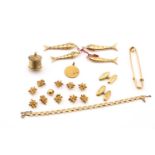 A collection of miscellaneous jewellery in yellow metal, to include a pair of 9ct gold engraved