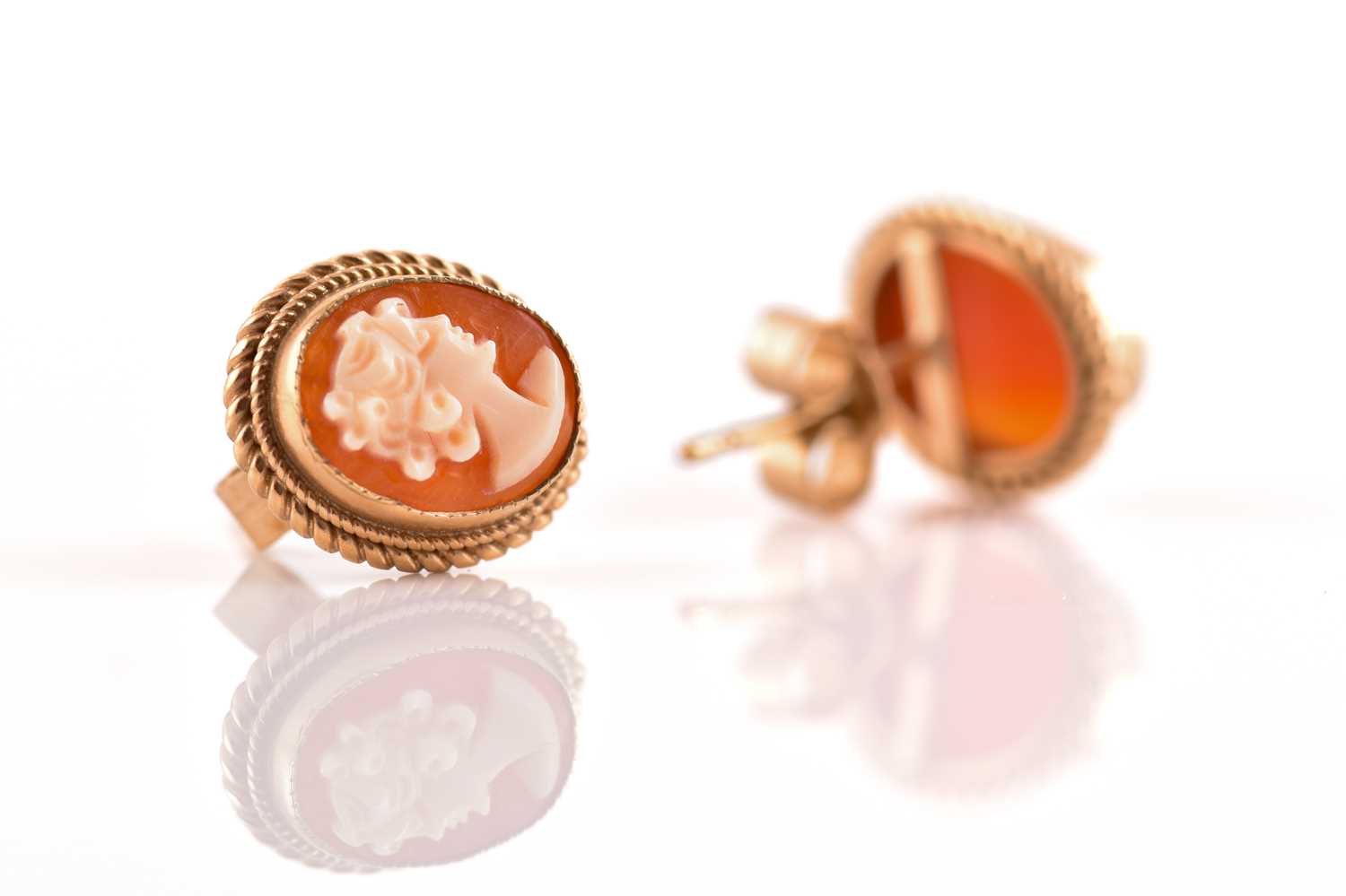 A pair of 9ct gold cameo earrings and three rings; The shell cameo earrings has ropework details - Image 2 of 13