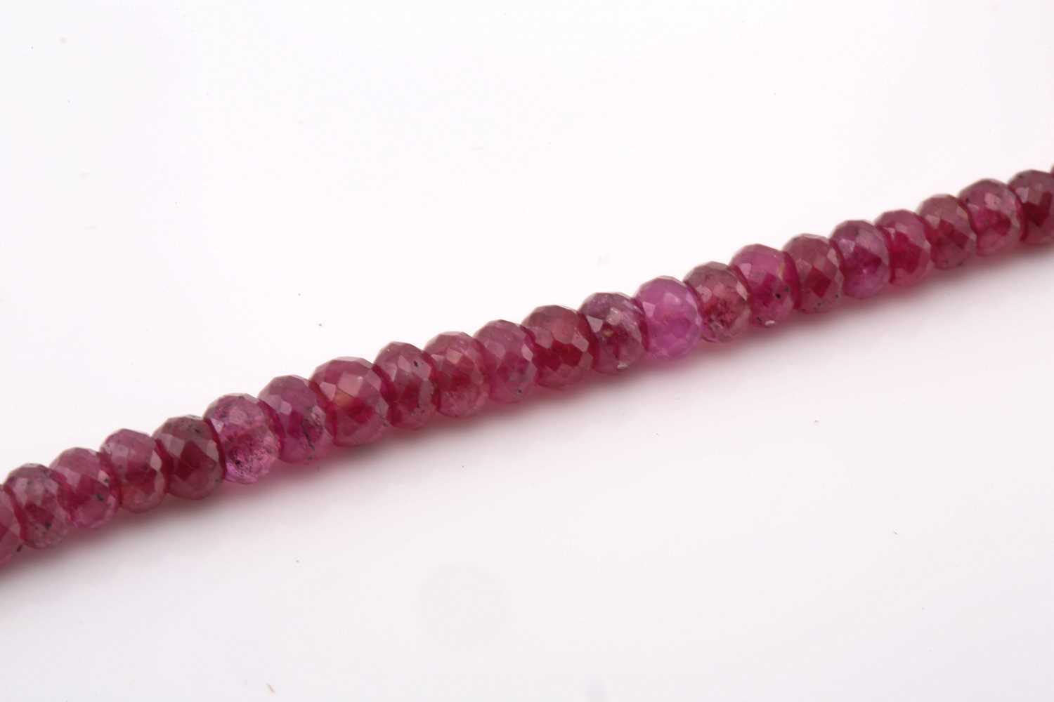 A faceted ruby bead necklace, comprising a string of one hundred and twenty-three ruby beads in - Image 2 of 5