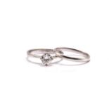 A platinum diamond solitaire ring and platinum wedding band, the solitaire ring comprises a round