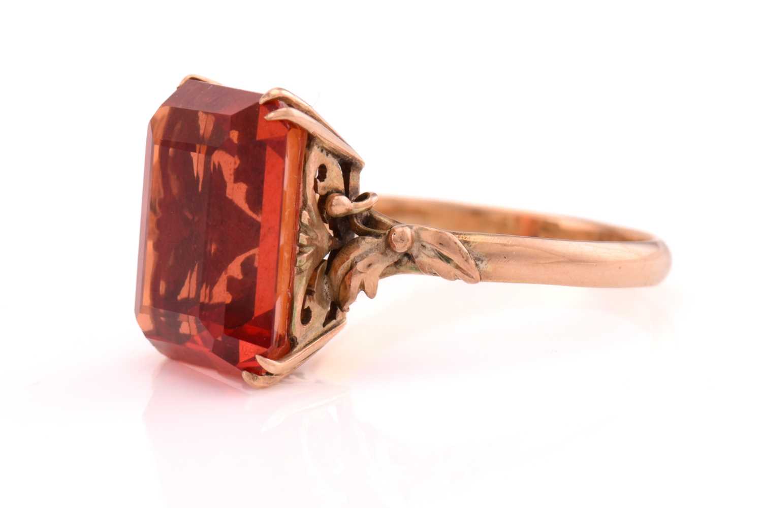 A synthetic orange sapphire ring, with an emerald-cut synthetic sapphire in reddish-orange colour, - Image 2 of 5