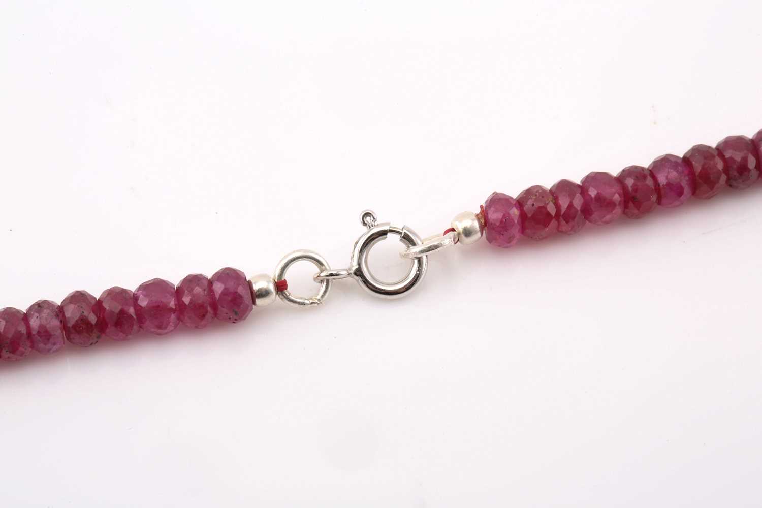 A faceted ruby bead necklace, comprising a string of one hundred and twenty-three ruby beads in - Image 3 of 5