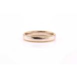 A Niessing bi-coloured wedding band with scalloped edge, consisting of a D section shank, stamped