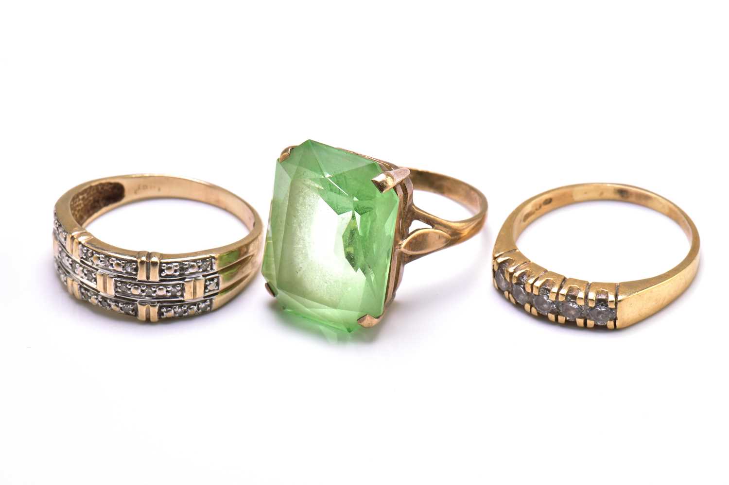 A lot with three gem-set rings, to include a green paste ring, comprises a scissors cut green past - Image 3 of 4