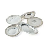 A small collection of five American sterling silver dishes of circular and oval (non-matching) 31.