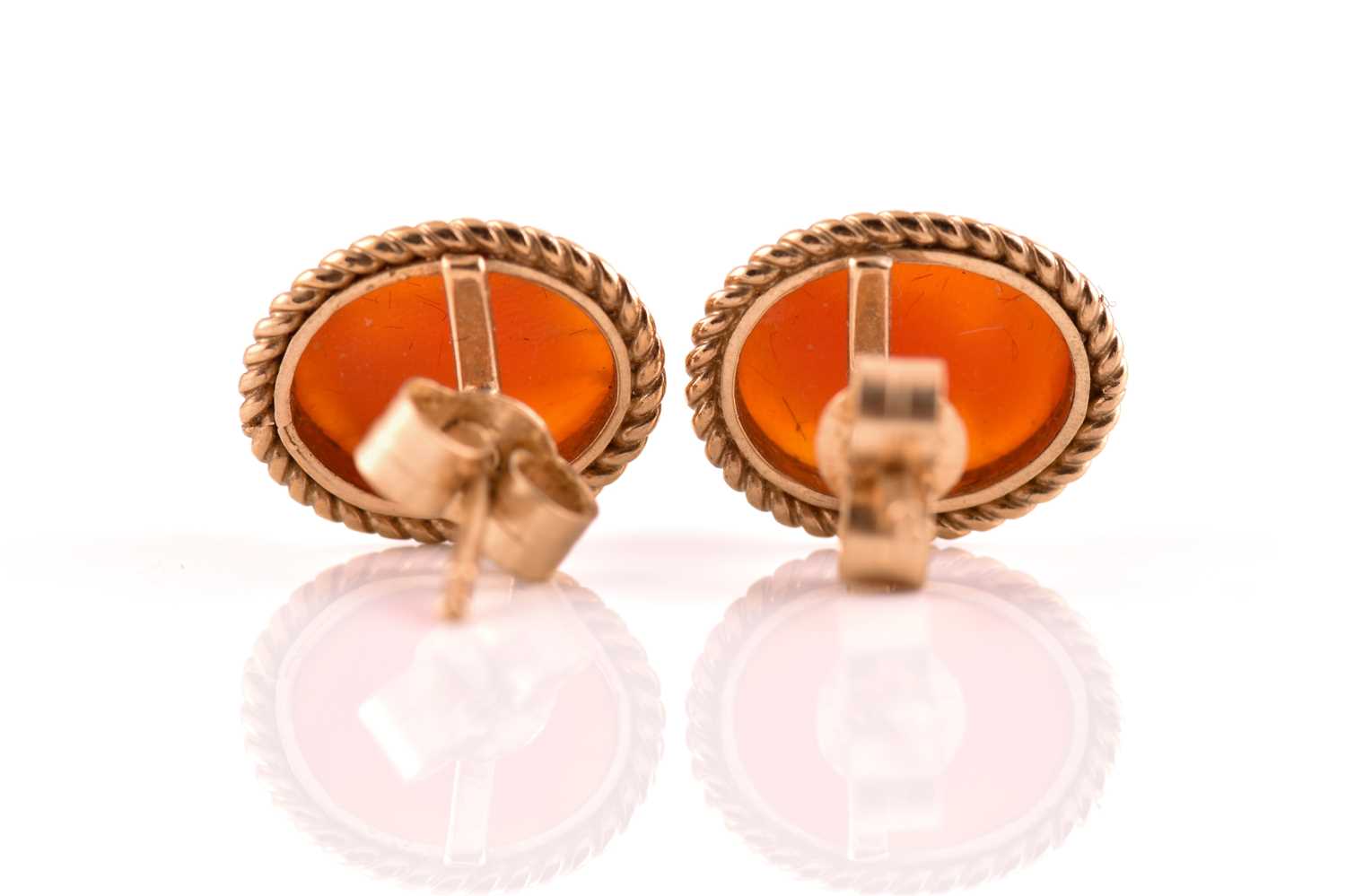 A pair of 9ct gold cameo earrings and three rings; The shell cameo earrings has ropework details - Image 3 of 13