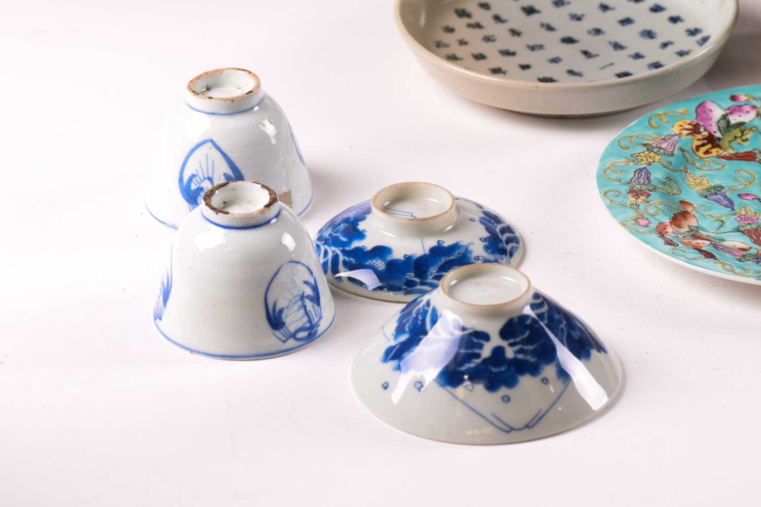 An assortment of Chinese porcelain, Ming - Qing dynasty, to include a Swatow bowl from the Bi - Image 7 of 53