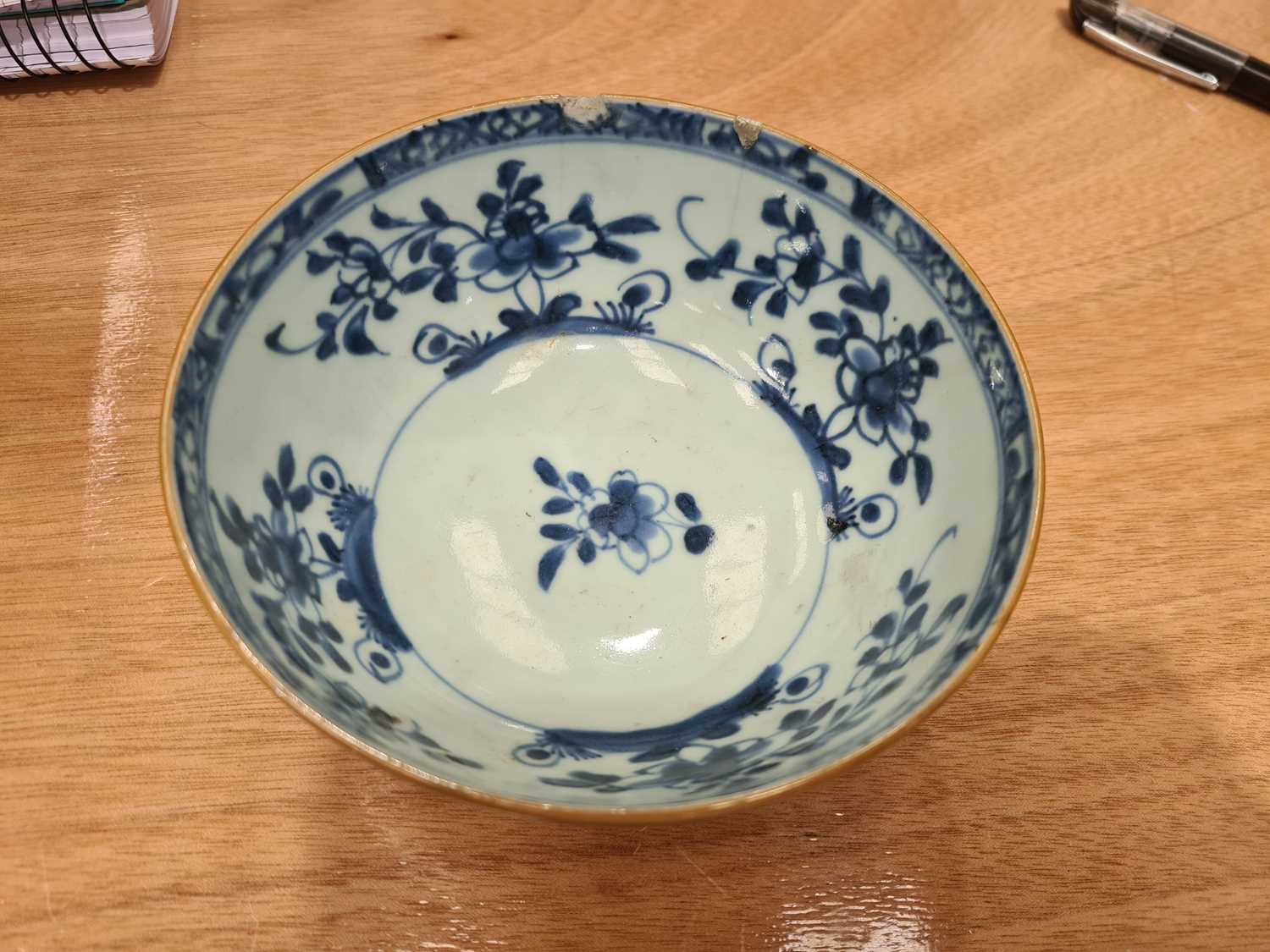 An assortment of Chinese porcelain, Ming - Qing dynasty, to include a Swatow bowl from the Bi - Image 16 of 53