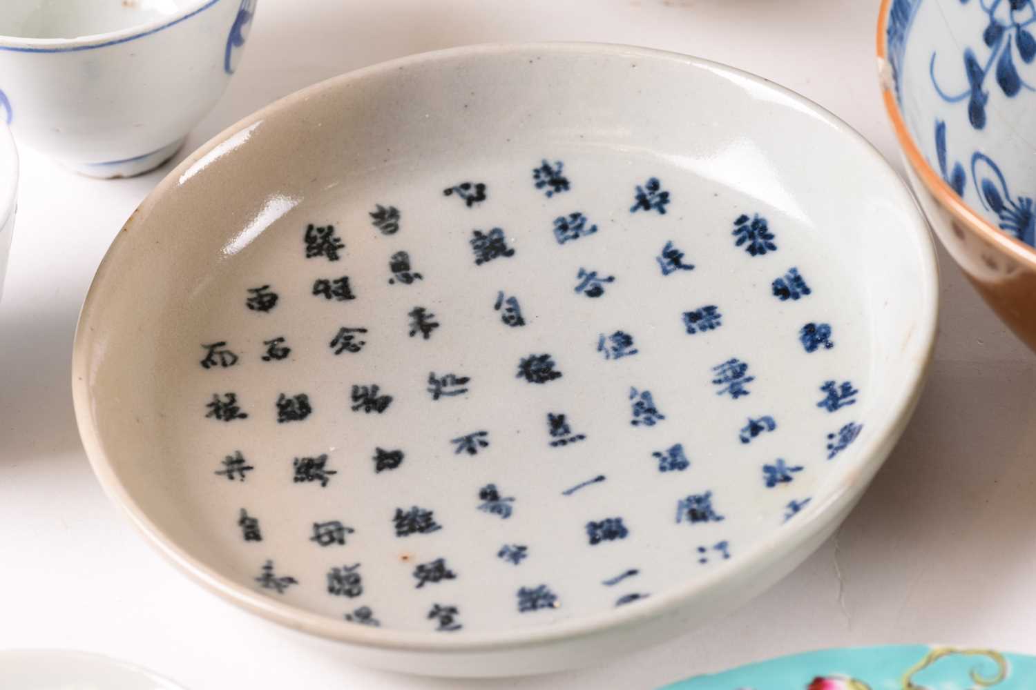 An assortment of Chinese porcelain, Ming - Qing dynasty, to include a Swatow bowl from the Bi - Image 6 of 53