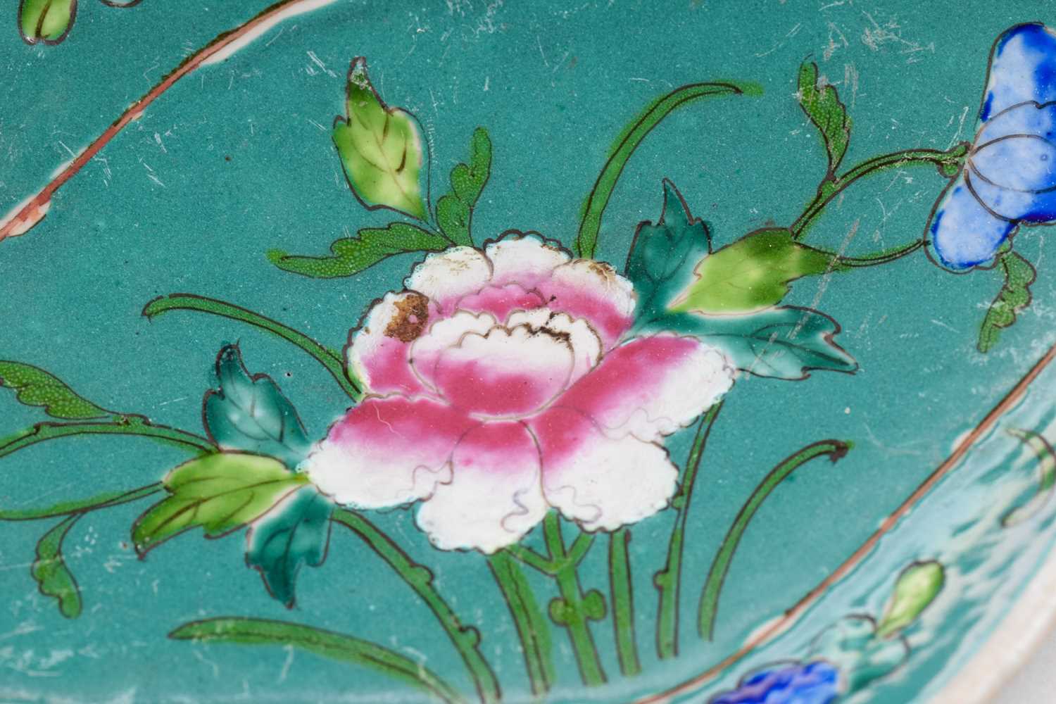An assortment of Chinese porcelain, Ming - Qing dynasty, to include a Swatow bowl from the Bi - Image 8 of 53