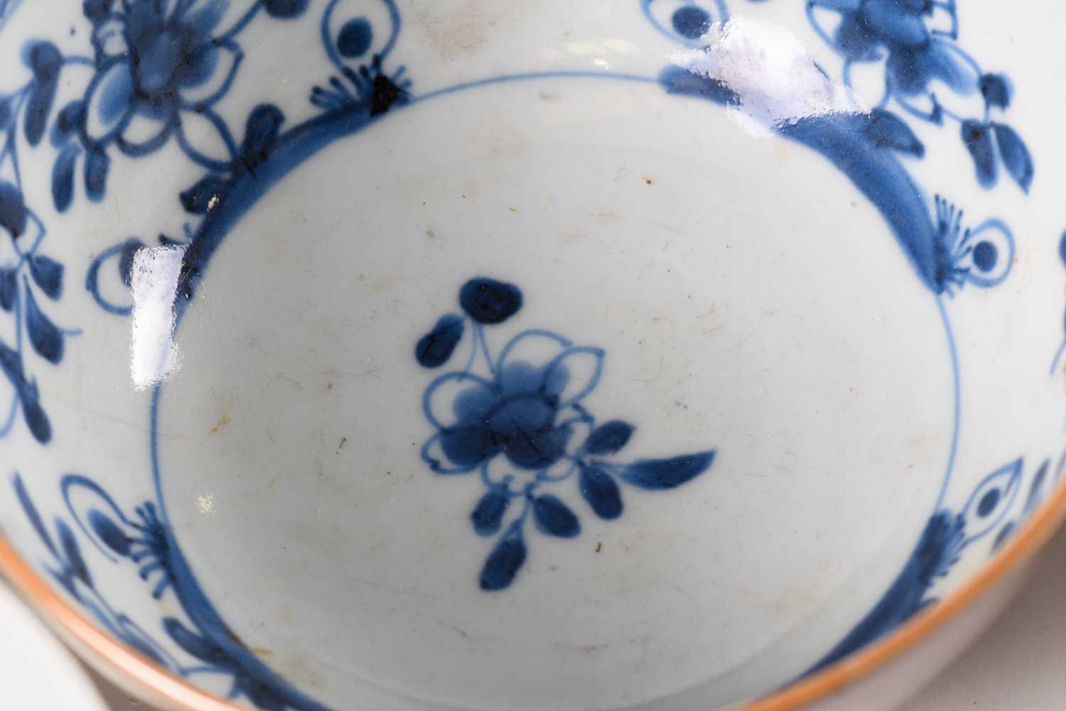 An assortment of Chinese porcelain, Ming - Qing dynasty, to include a Swatow bowl from the Bi - Image 5 of 53