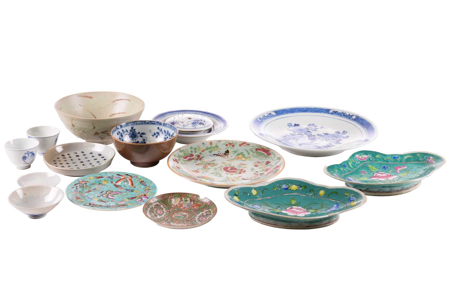 An assortment of Chinese porcelain, Ming - Qing dynasty, to include a Swatow bowl from the Bi