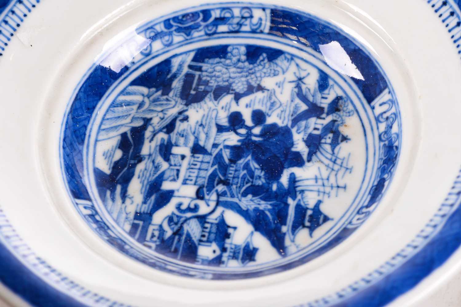 An assortment of Chinese porcelain, Ming - Qing dynasty, to include a Swatow bowl from the Bi - Image 3 of 53