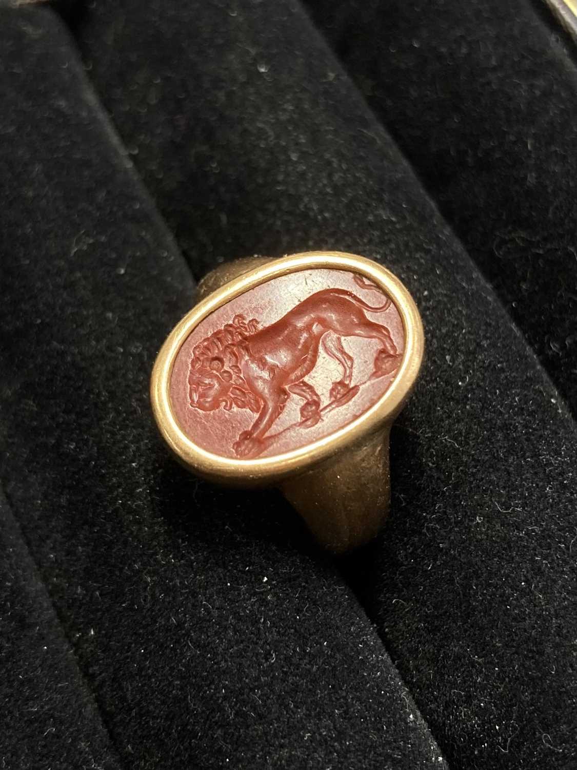 An intaglio ring, a dress stud and a broken Parker pen; to include a signet ring with lion - Image 4 of 11