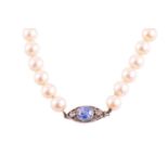 A single row pearl necklace with gem-set clasp, with a strand of hand-knotted pearls of 7.5 mm,