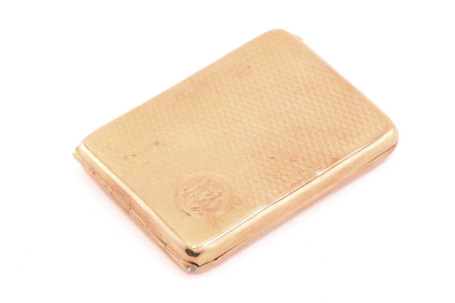 A 9ct yellow gold vesta case, a linear engine-turned pattern on both sides, hinged cover featuring a