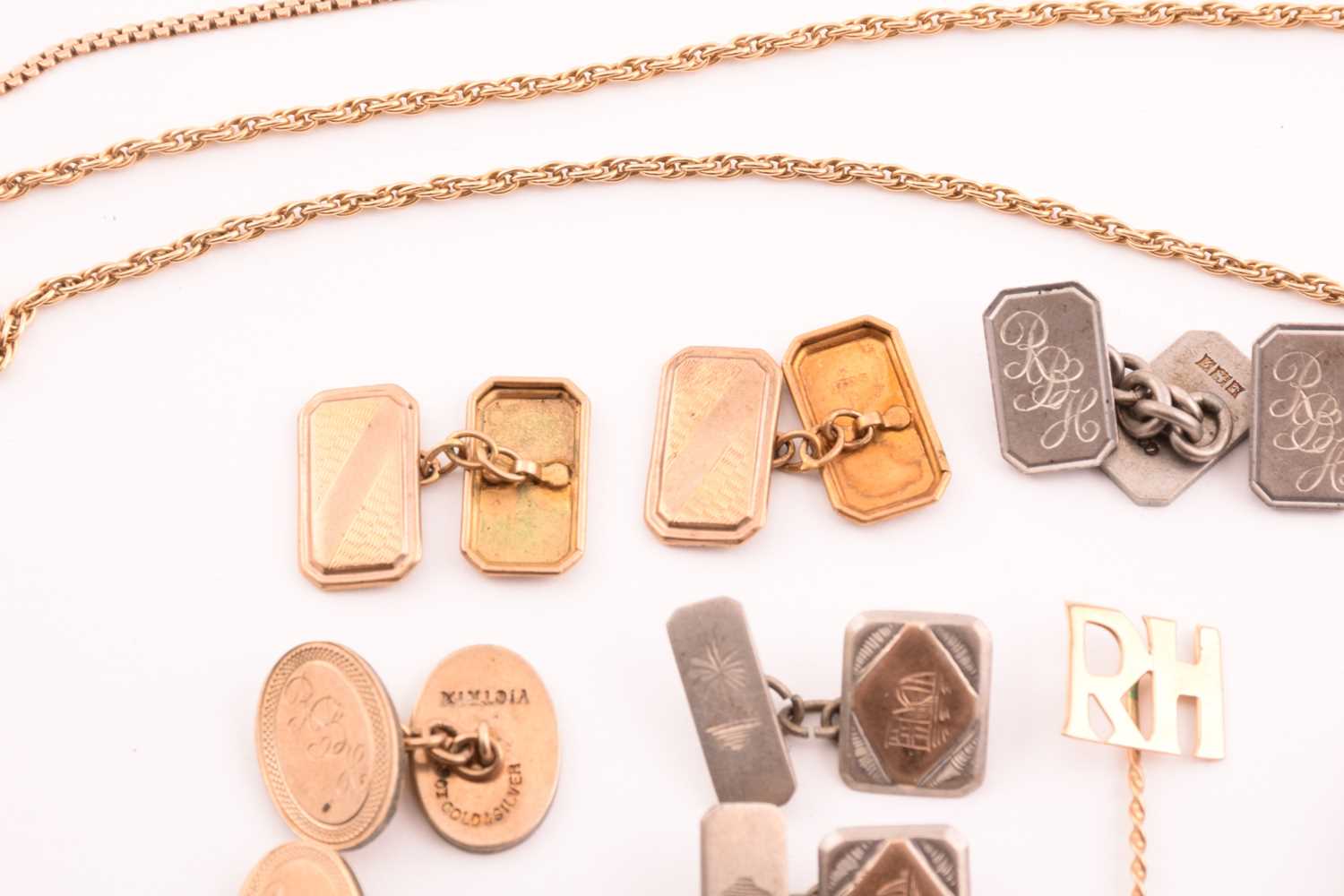 A small collection of gold and silver items, to include A 9ct gold fine curb link chain, London - Image 2 of 7