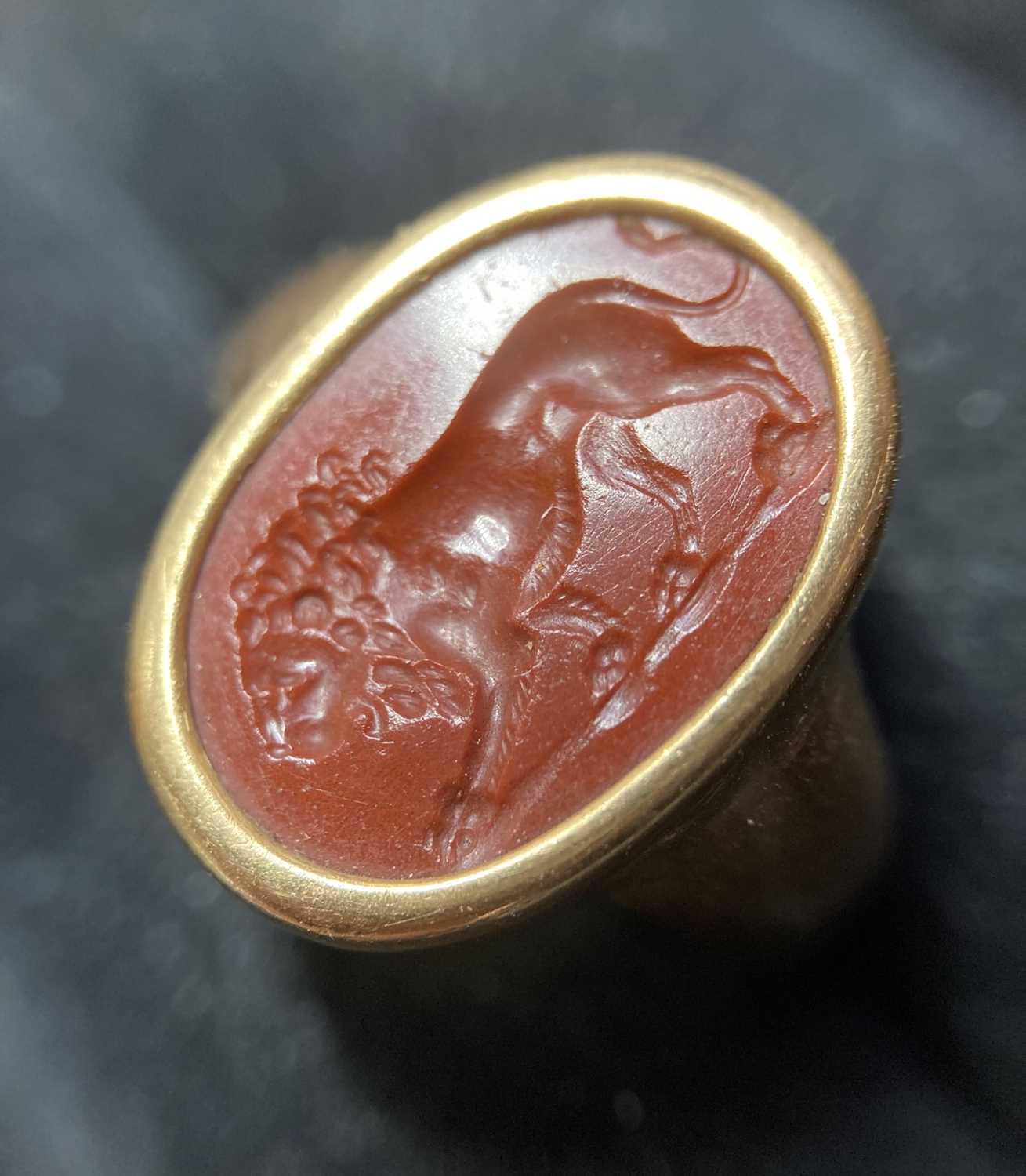 An intaglio ring, a dress stud and a broken Parker pen; to include a signet ring with lion - Image 5 of 11