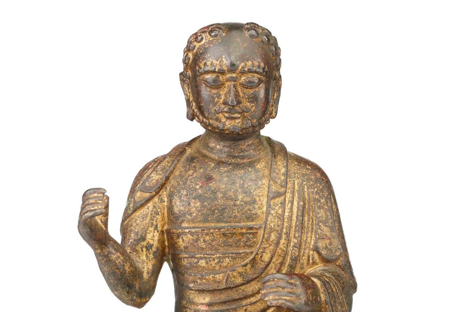 A Chinese Sino Tibetan style bronze figure of Bodhidharma, seated in dhyanasana, in loose robes on a - Image 4 of 4