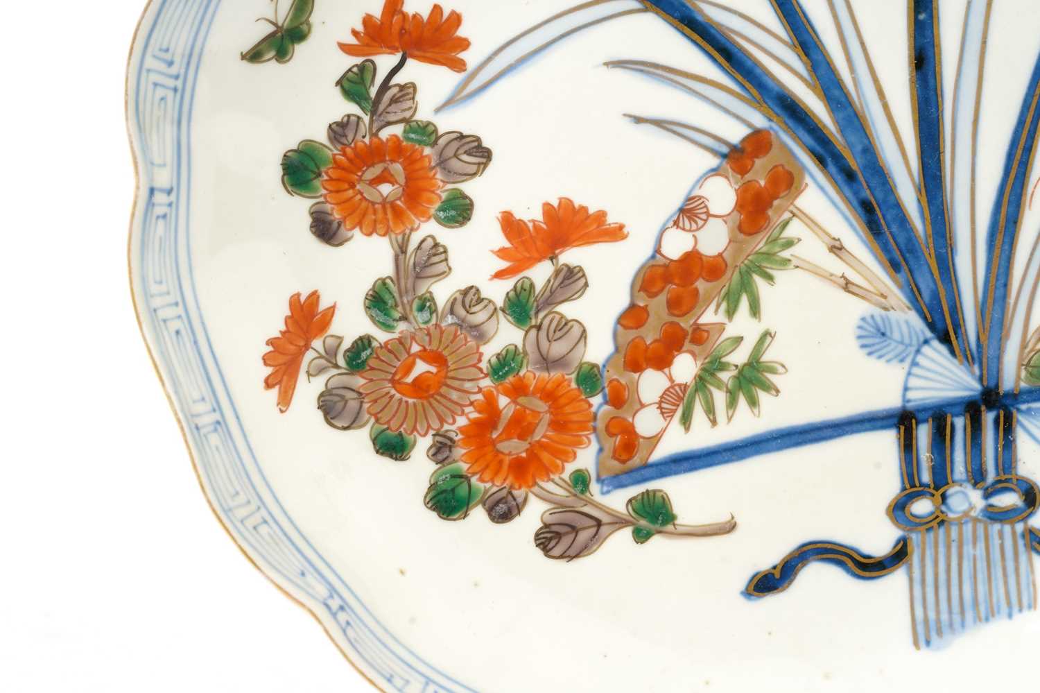 A set of seven Japanese Arita plates, late 19th century, painted with flowers and leaves with - Image 15 of 17