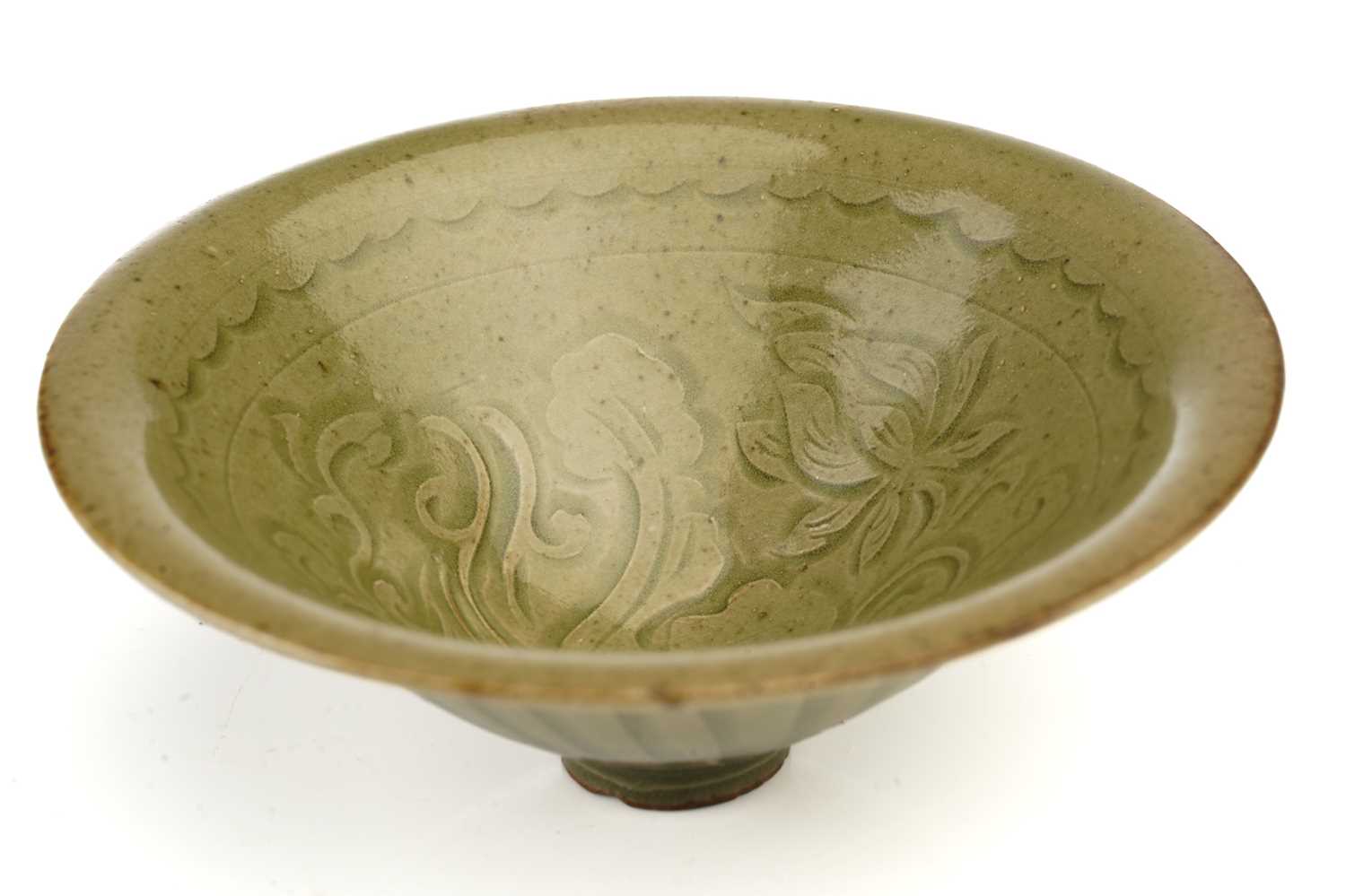 A Chinese Longquan celadon bowl, Song - Yuan dynasty, of shallow conical form, with flower head - Image 5 of 9