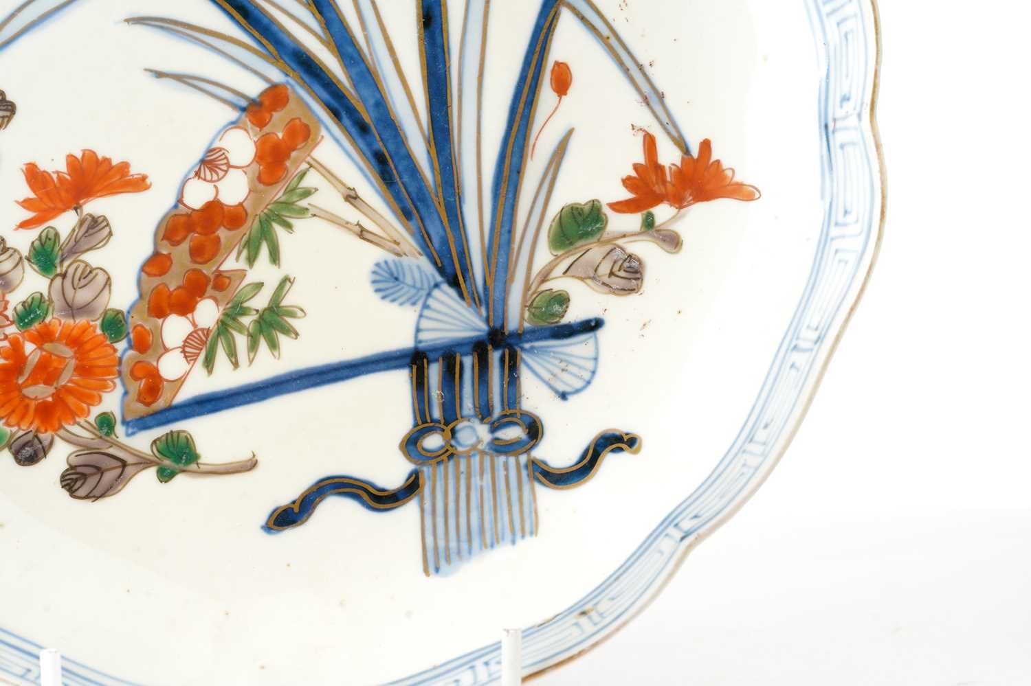 A set of seven Japanese Arita plates, late 19th century, painted with flowers and leaves with - Image 14 of 17