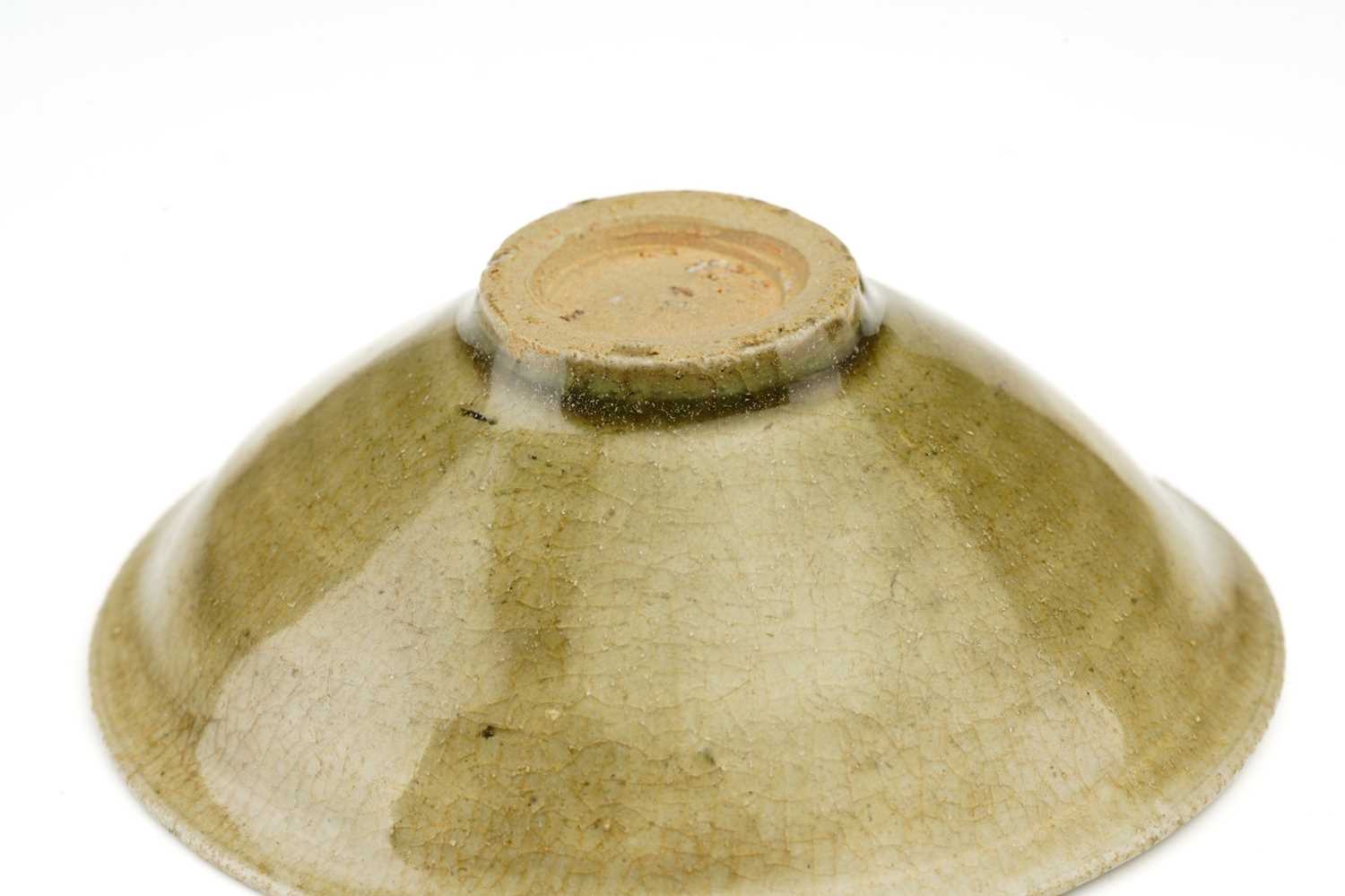 A Chinese Longquan celadon bowl, Song - Yuan dynasty, of shallow conical form, with flower head - Image 3 of 9