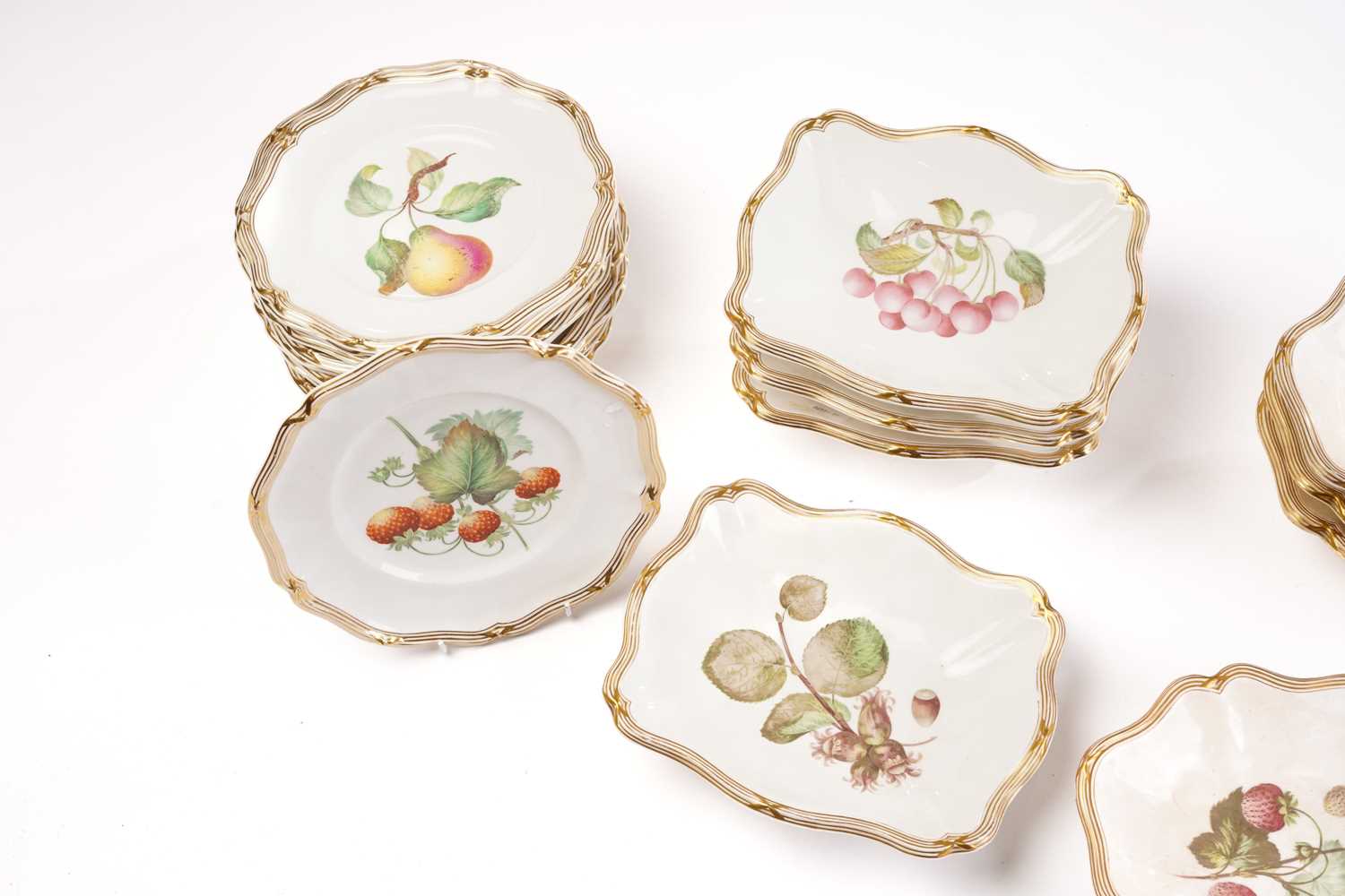 A Davenport part fruit set, each hand painted with fruit, comprising twelve pie-crust edge plates 24 - Bild 2 aus 11