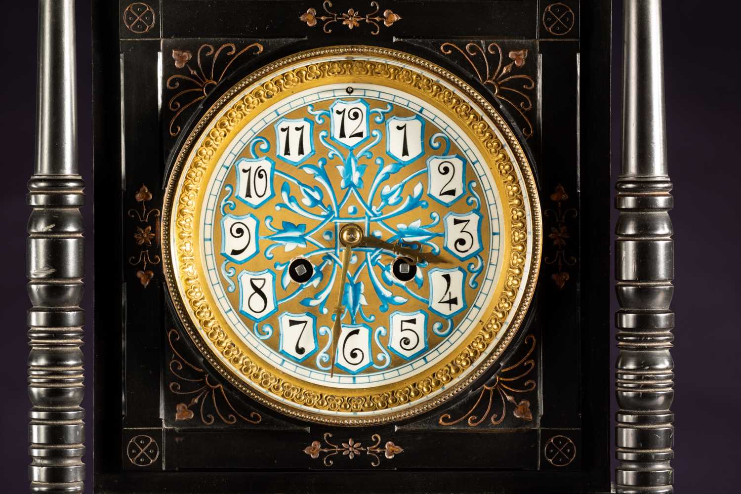 An Aesthetic Movement period 8-day mantle clock, with an ebonized architectural case with engraved - Bild 3 aus 8