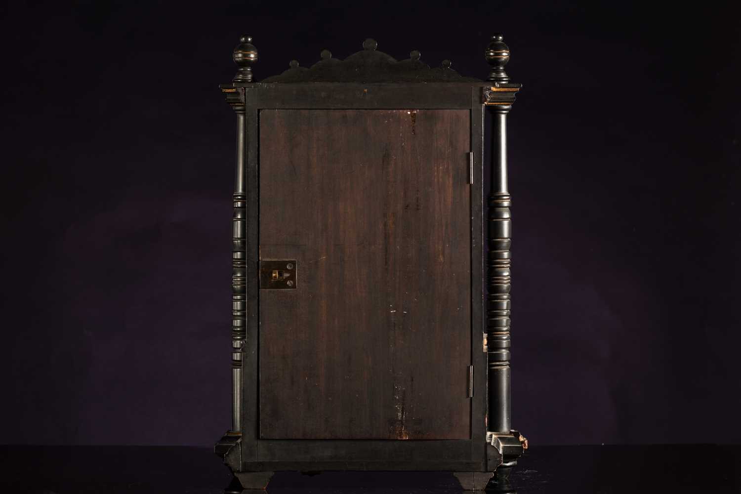 An Aesthetic Movement period 8-day mantle clock, with an ebonized architectural case with engraved - Bild 4 aus 8