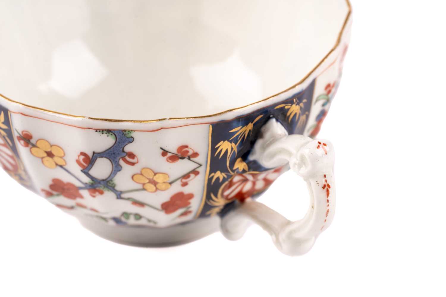 A group of three Worcester porcelain "Kakiemon" pattern tea cups and saucers, c 1770s, with shaped - Image 26 of 36