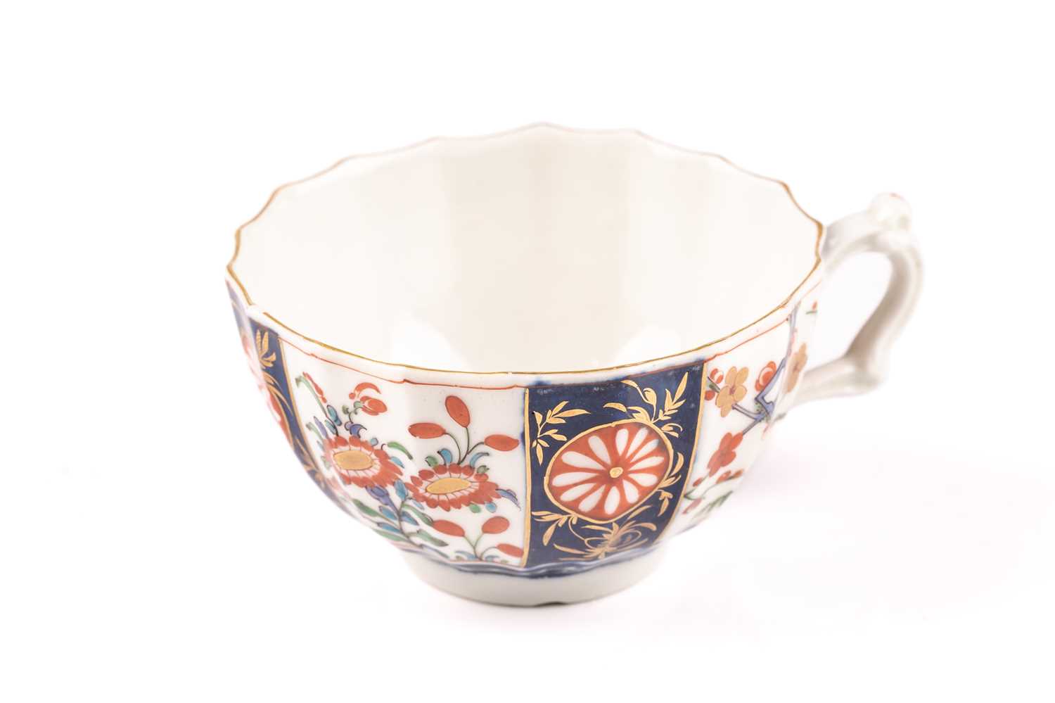 A group of three Worcester porcelain "Kakiemon" pattern tea cups and saucers, c 1770s, with shaped - Image 11 of 36