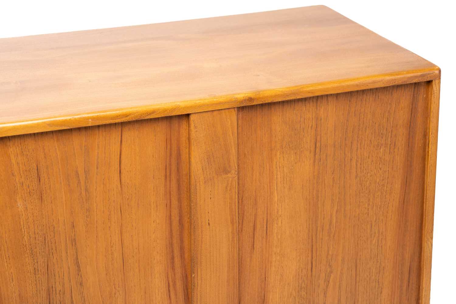 Ercol light ash and beech furniture comprising, a sideboard with a pair of cupboard doors over a - Image 9 of 39