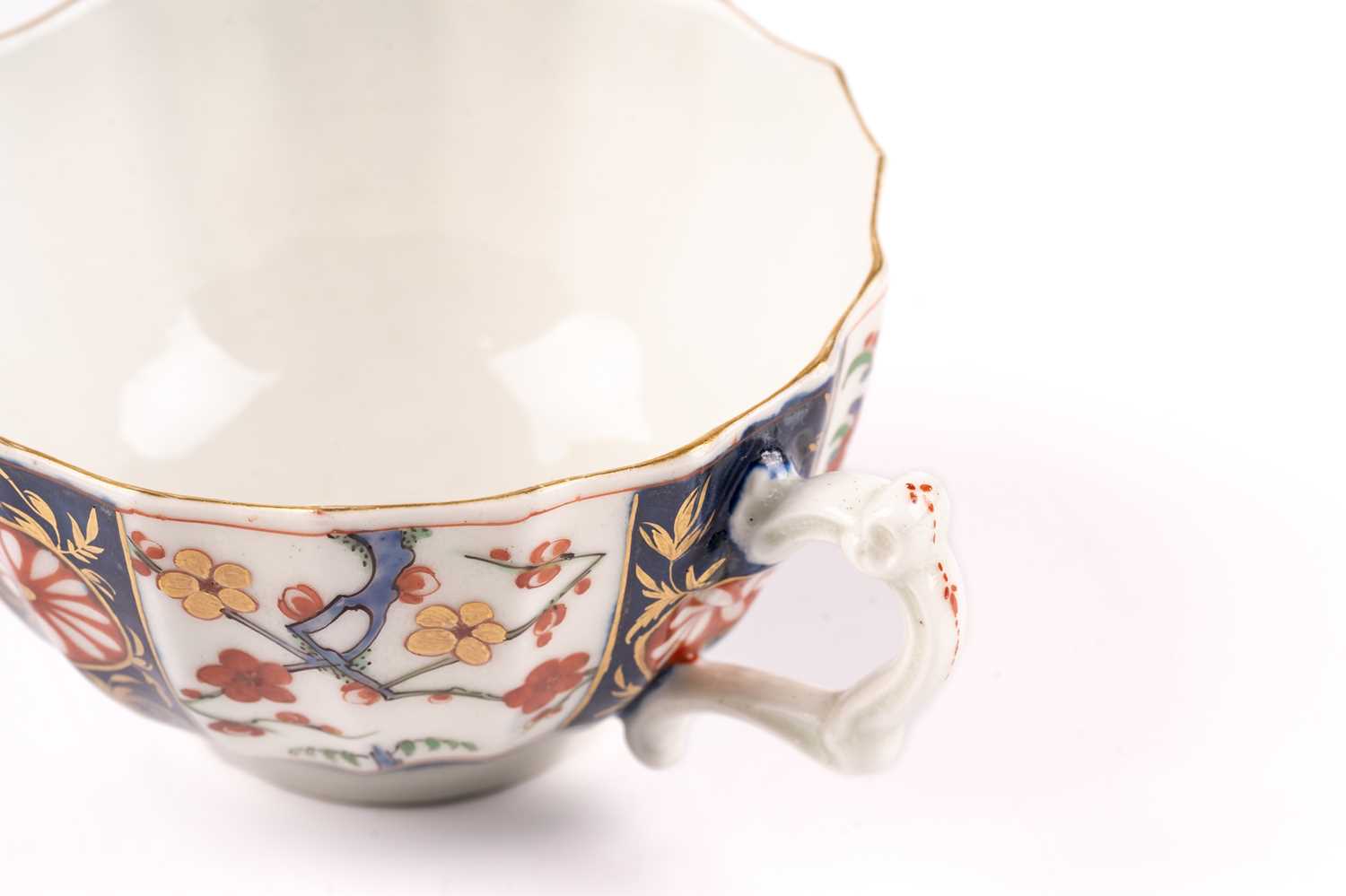 A group of three Worcester porcelain "Kakiemon" pattern tea cups and saucers, c 1770s, with shaped - Image 6 of 36