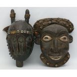 Zwei afrikanische Masken.