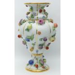 Limitierte "Meisterwerke (limited Masterpiece)"-Vase "Blumen und Früchte", Meissen.