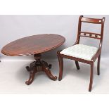 Stuhl und ovaler Tisch.