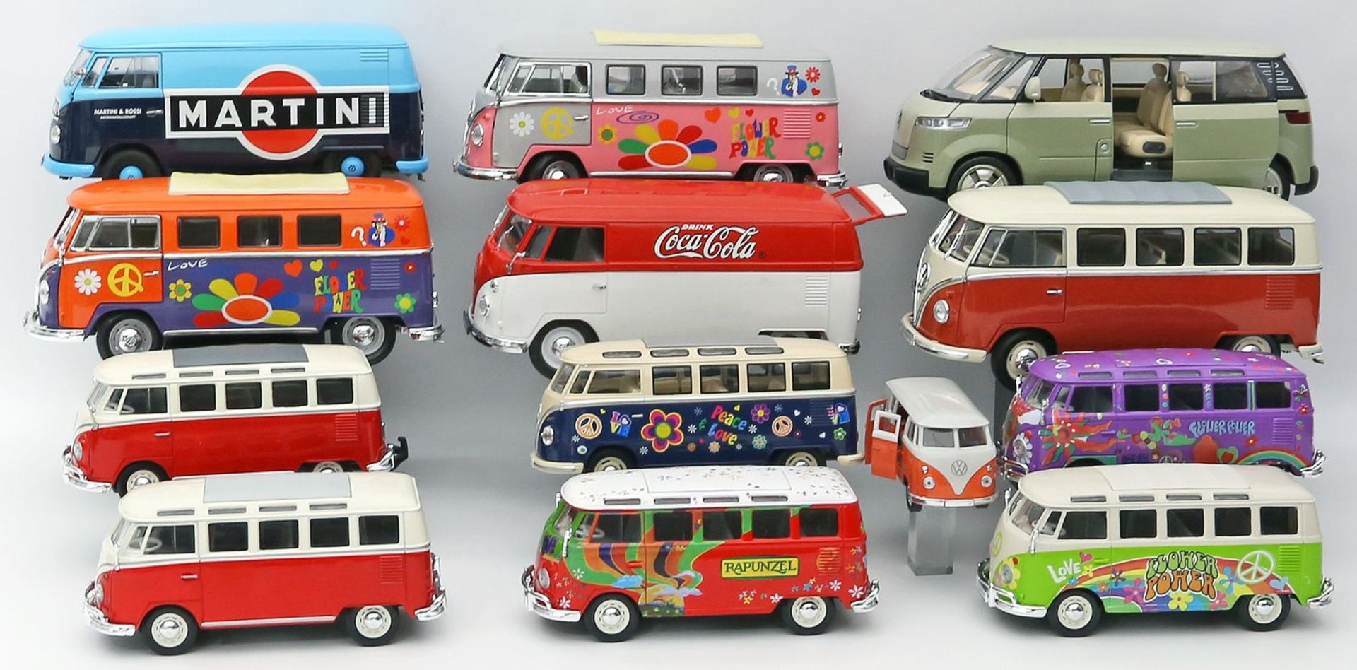 13 "VW Bulli"-Modellautos.