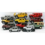11 Jeep- und Hummer-Modellautos.