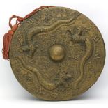 Gong mit Drachenrelief.